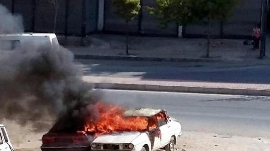 Gaziantep'te Park Halindeki 2 Otomobil Alev Alev Yandı