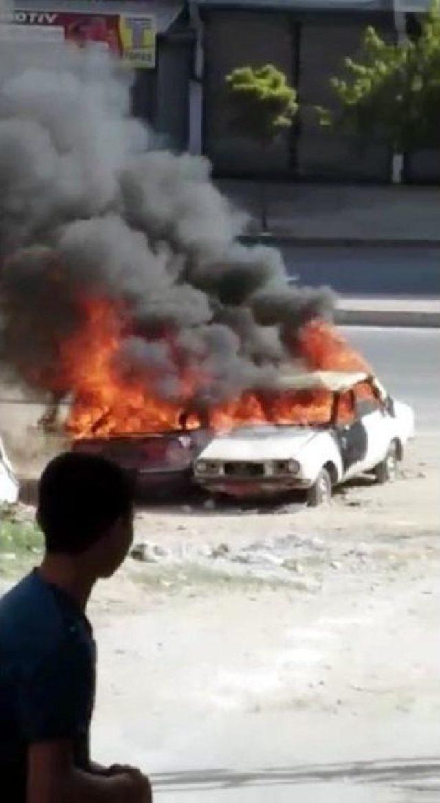 Gaziantep'te Park Halindeki 2 Otomobil Alev Alev Yandı