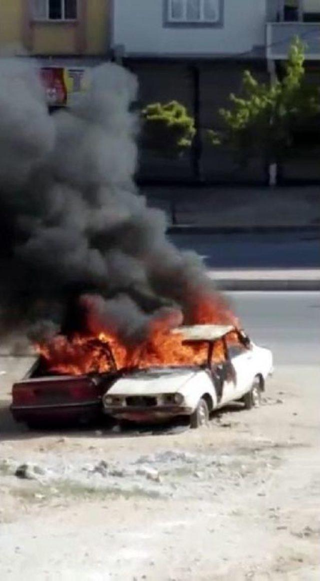 Gaziantep'te Park Halindeki 2 Otomobil Alev Alev Yandı