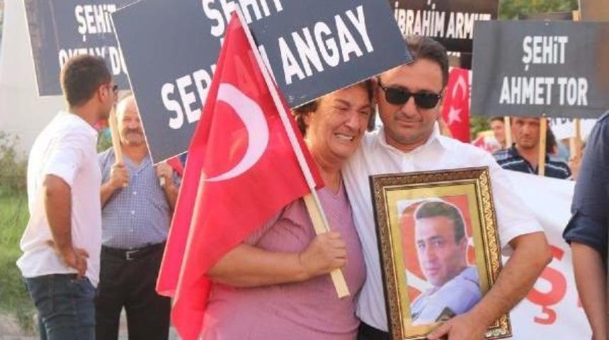 Ter&ouml;re Tepki Y&uuml;r&uuml;y&uuml;ş&uuml;nde Şehit Annesi G&ouml;zyaşlarını Tutamadı