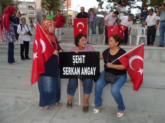 Teröre Tepki Yürüyüşünde Şehit Annesi Gözyaşlarını Tutamadı