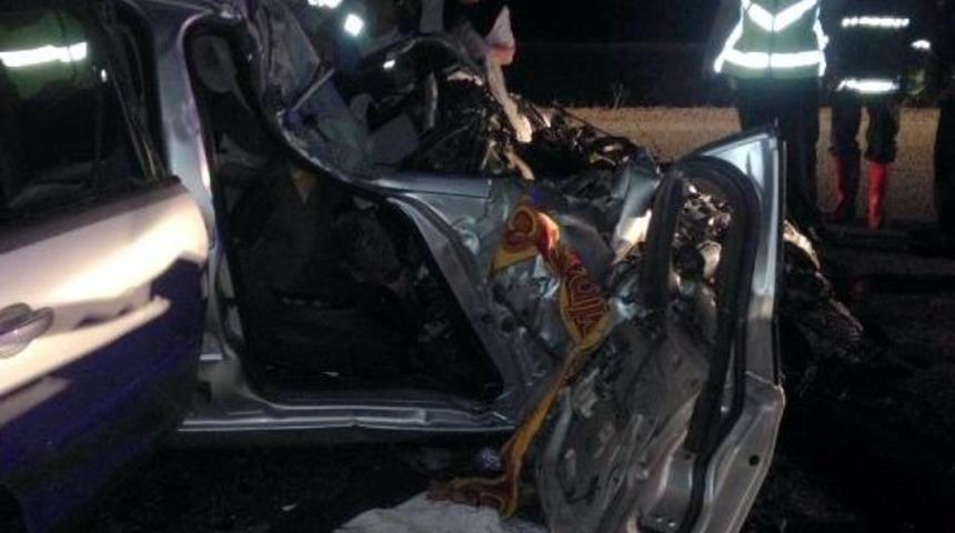 Otomobil, Kamyona Arkadan &Ccedil;arptı: 3 &Ouml;l&uuml;