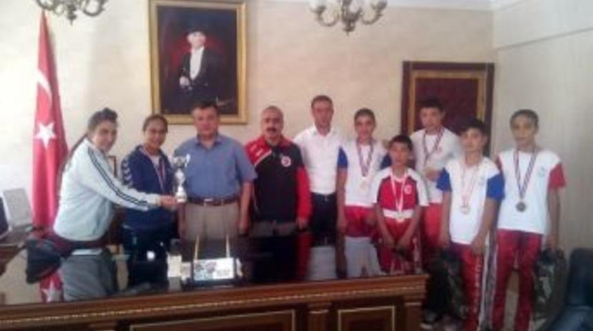 Ada, Kickbokscuların Başarısını &Ouml;d&uuml;llendirdi