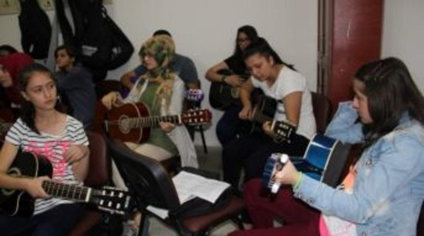 Nevşehir&rsquo;de Gitar Eğitimi B&uuml;y&uuml;k İlgi G&ouml;r&uuml;yor
