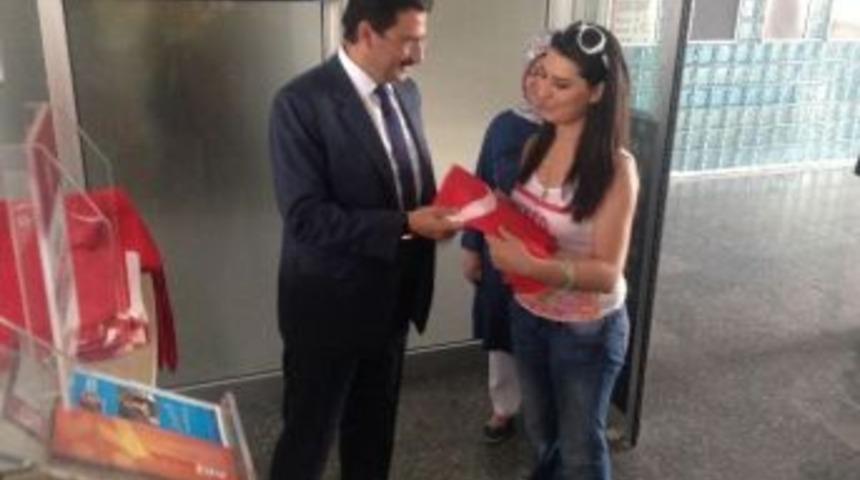 Ke&ccedil;i&ouml;ren Ay Yıldıza B&uuml;r&uuml;necek