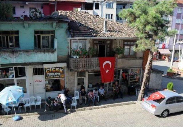 Şehit Polisin Zonguldak'taki Baba Evine Ateş Düştü