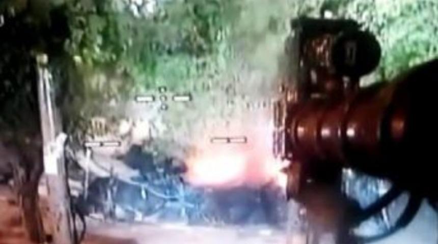 Toma Taşlanmasına Rağmen Yanan Dükkanı Söndürdü