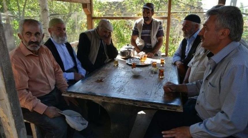 Asfaltla Tozdan Kurtulup, A&ccedil;ık Havada &Ccedil;ay Keyfi Yaptılar