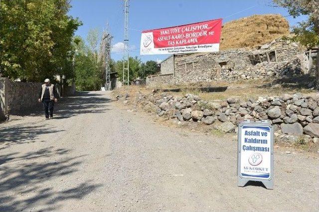 Asfaltla Tozdan Kurtulup, Açık Havada Çay Keyfi Yaptılar 1