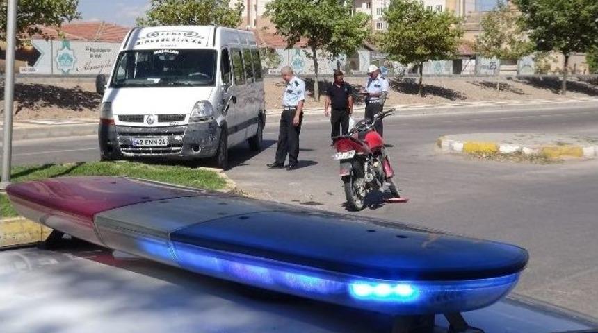 Minib&uuml;s Motosiklete &Ccedil;arptı: 1 Yaralı