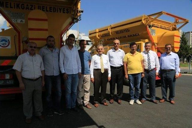 Her Ge&ccedil;en G&uuml;n Ara&ccedil; Parkı Yenileniyor2 Adet Asfalt Tamir Ve Bakım Aracı 1