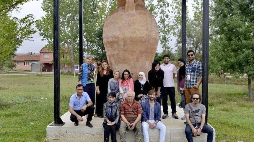 Sanat&ccedil;ılar Kınık Ve İznik&rsquo;i Gezdi