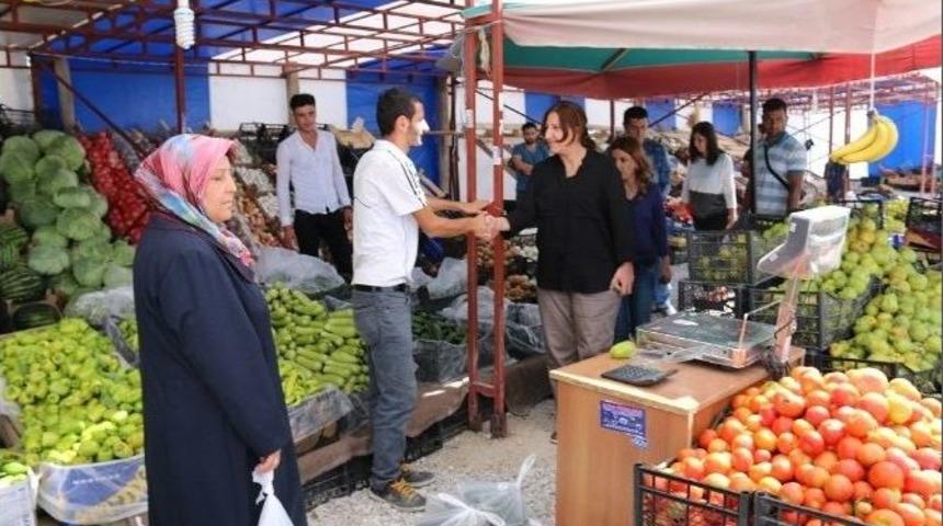 Edremit Belediyesi&rsquo;nin Sebze Ve Meyve Yetiştiricileri Pazarı&rsquo;na Yoğun İlgi