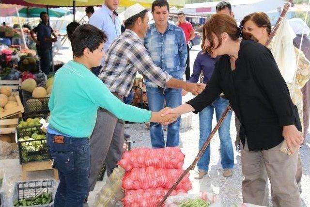 Edremit Belediyesi’nin Sebze Ve Meyve Yetiştiricileri Pazarı’na Yoğun İlgi