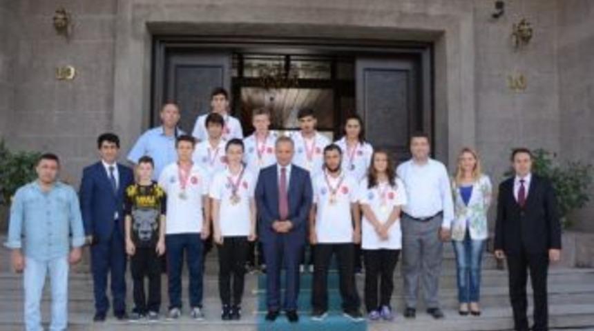 Bonzaiden İla&ccedil;sız Kurtulup Şampiyon Oldular
