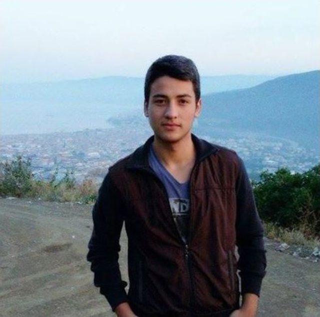 Havuza D&uuml;şen Gen&ccedil; Hayatını Kaybetti 2