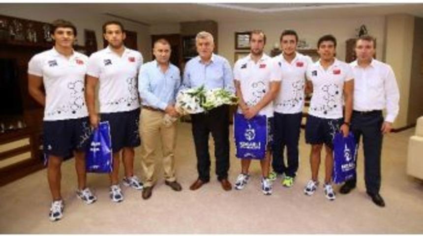 Başkan Karaosmanoğlu, D&uuml;nya Şampiyonlarını Ağırladı