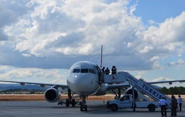 Kastamonu Uçağı Samsun Çarşamba Havaalanı’na Zorunlu İniş Yaptı