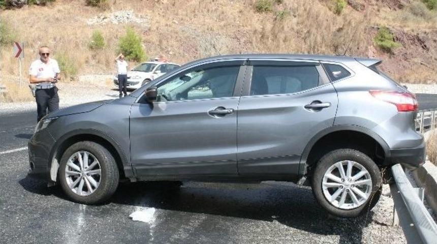 Lastiği Patlayan L&uuml;ks Jip Bariyerde Asılı Kaldı