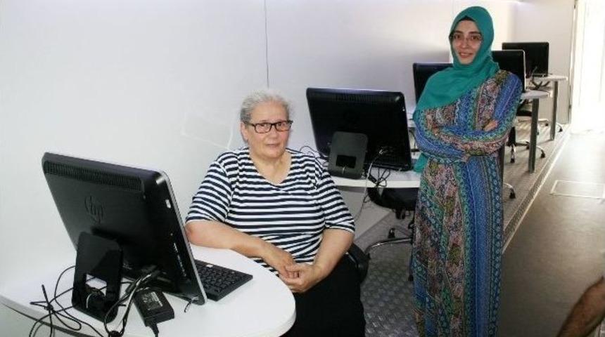 Ev Hanımları Bilgisayar Kullanmayı &Ouml;ğreniyor