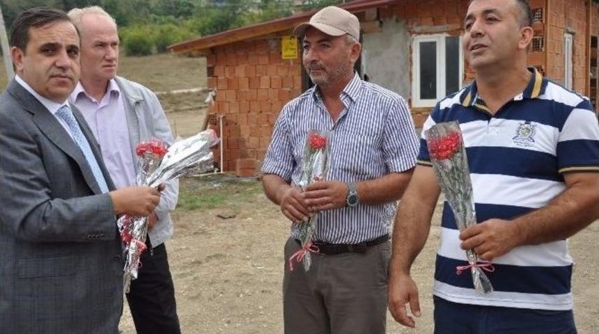 Btso Y&ouml;netimi Taşkesti&rsquo;de Karanfil Dağıttı