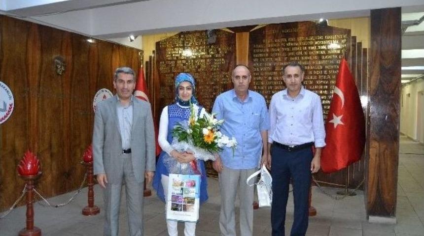 Yeni &Ouml;ğretmenler &Ccedil;i&ccedil;eklerle Karşılandı