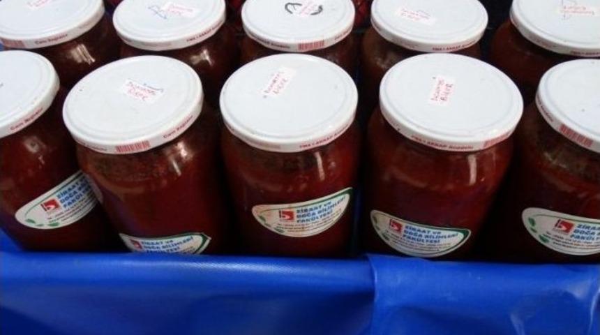 &Uuml;niversite &Ouml;ğrencilerinin &Uuml;rettiği Organik Sal&ccedil;alar Satışa &Ccedil;ıkartıldı