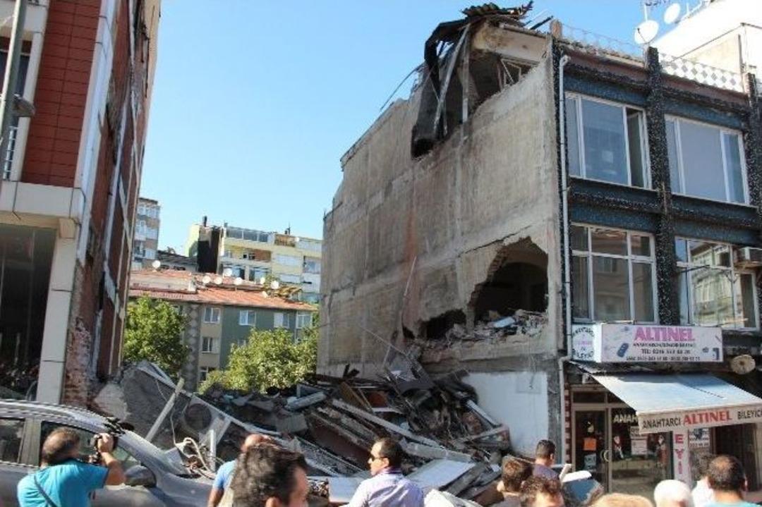 &Uuml;sk&uuml;dar&rsquo;da 5 Katlı Bina &Ccedil;&ouml;kt&uuml;