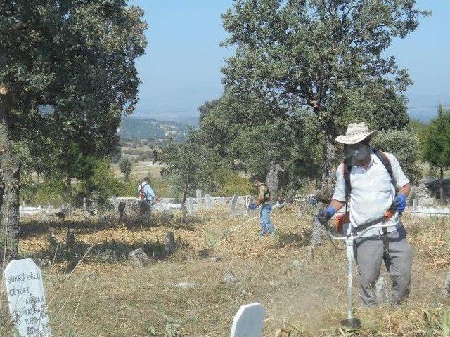 Manisa Genelinde Mezarlıklar Temizleniyor