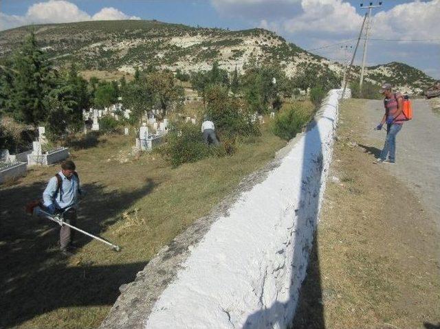 Manisa Genelinde Mezarlıklar Temizleniyor