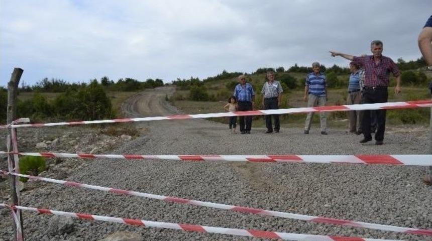 Yola Kazık &Ccedil;akarak Trafiğe Kapattı