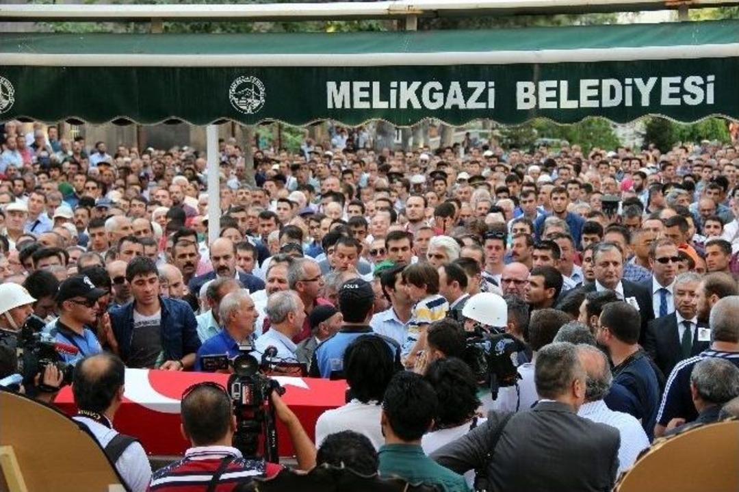 K&uuml;&ccedil;&uuml;k Eymen Şehit Babasına Son Kez El Salladı