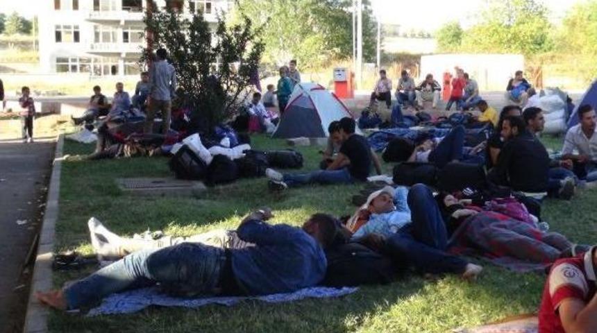 Tem Kenarında Suriyelilerin G&ouml;&ccedil; Kampı (3)