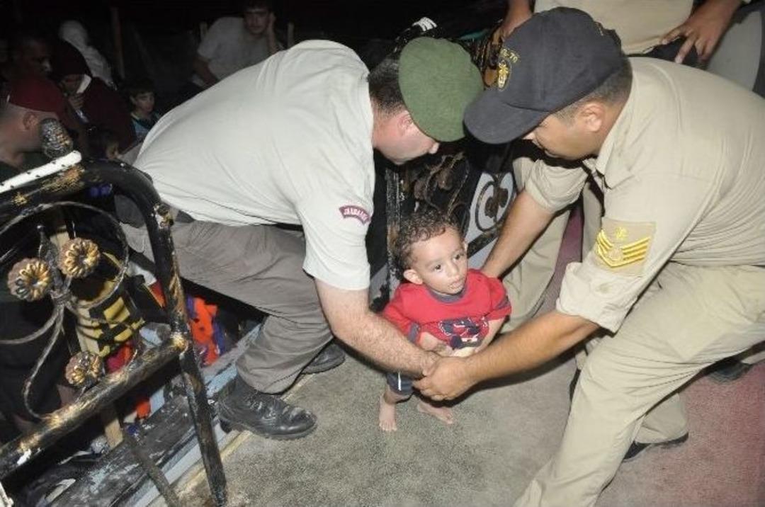 Tirolden Bozma Teknede 260 Suriye Ve Iraklı M&uuml;lteci Yakalandı