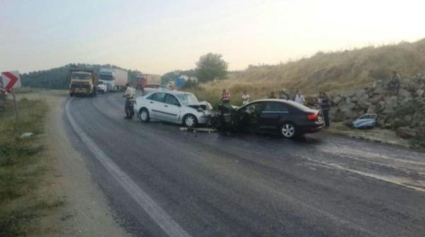 Otomobiller Virajda &Ccedil;arpıştı: 1 &Ouml;l&uuml;, 5 Yaralı