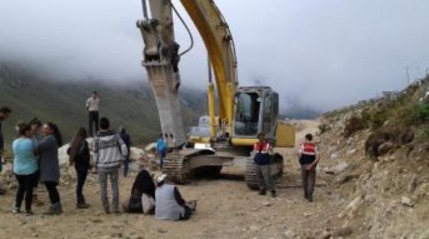 Villagers Block Road After Heavy Equipment Hit Halted Road Construction Area In Rize