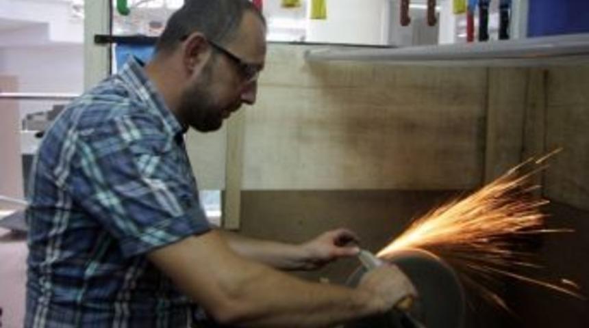 (&ouml;zel Haber) Bı&ccedil;ak Bileyicilerinin Y&uuml;z&uuml; G&uuml;l&uuml;yor