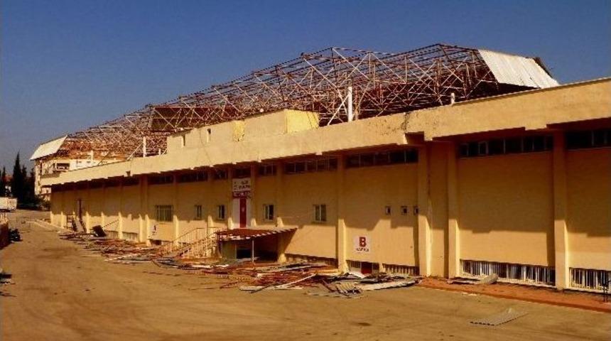 Kardan &Ccedil;&ouml;ken Stadyumun &Ccedil;atısının Geri Kalan Kısmı Da Kaldırılıyor