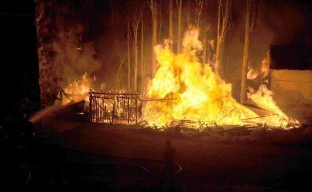 Sivas'ta Odunlukta Çıkan Yangın Korkuttu