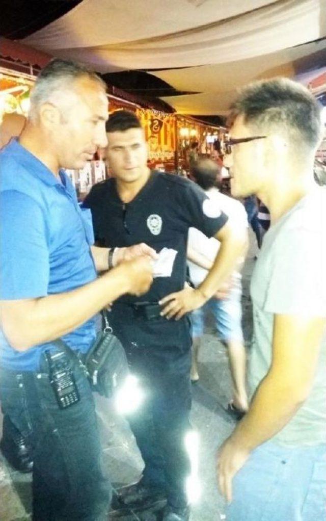 Sokakta Bulduğu 2 Bin Doları Polise Teslim Etti 1