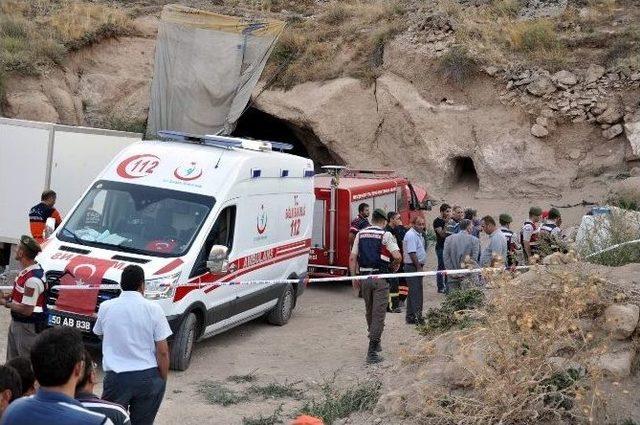 Define Ararken &Ouml;len 3 Kişiden İkisinin Cesedi, Saatlerce S&uuml;ren &Ccedil;alışma Sonrasında Kuyudan &Ccedil;ıkarıldı 1