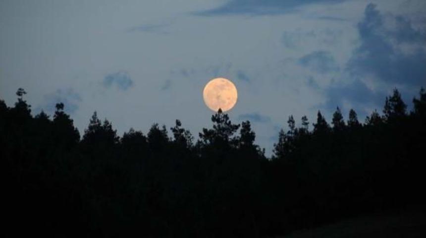 's&uuml;per Ay'da 'kanlı' Tutulma