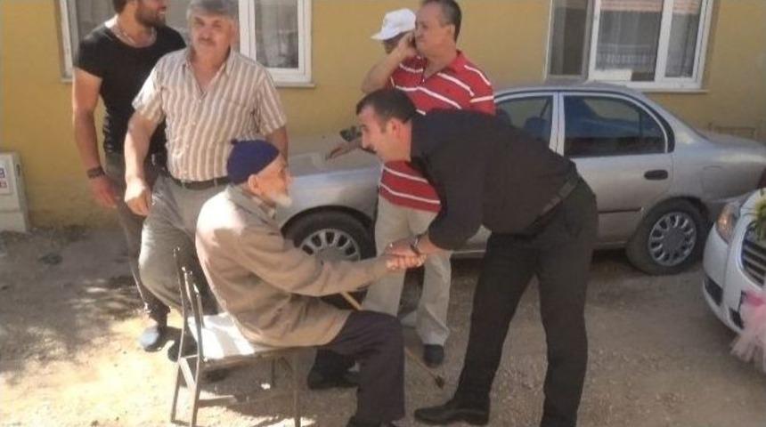 102 Yaşında Gelin Arabasının &Ouml;n&uuml;n&uuml; Kesti, Delikanlı Başı Oldu