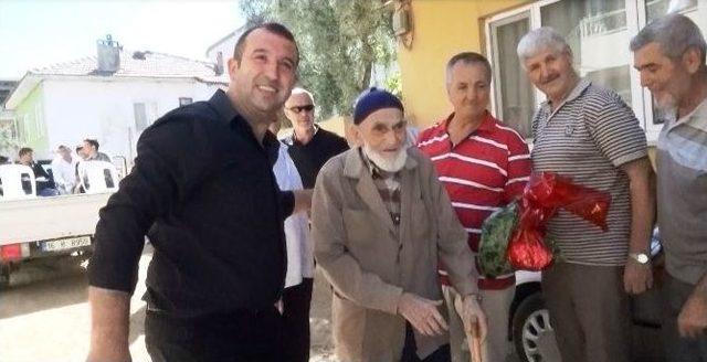 102 Yaşında Gelin Arabasının Önünü Kesti, Delikanlı Başı Oldu