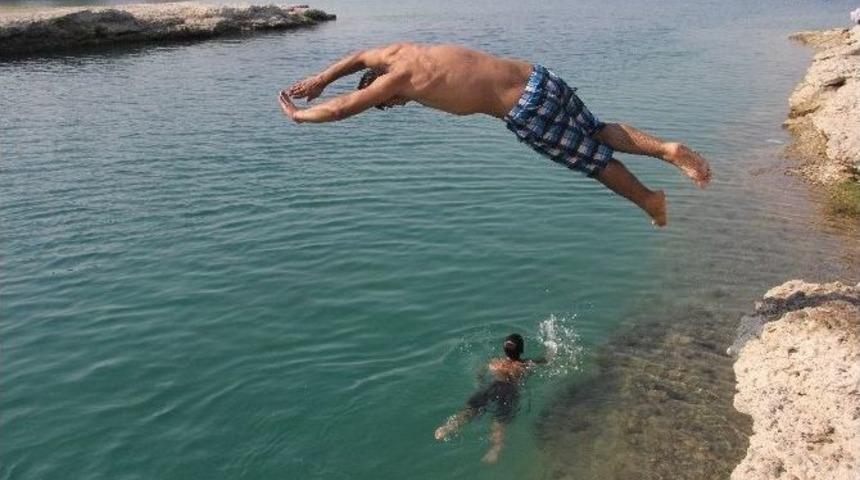 &Ccedil;ocuklar S&uuml;s Havuzunda Serinliyor