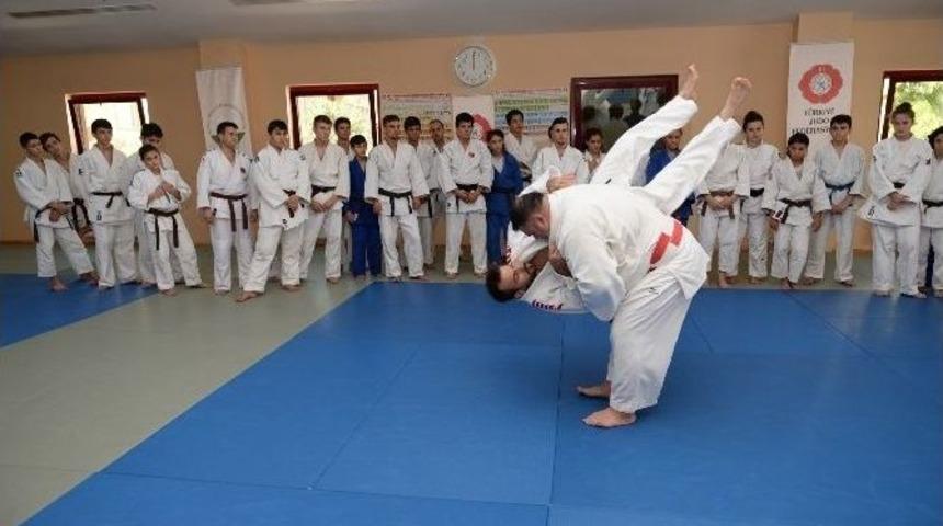 D&uuml;nyaca &Uuml;nl&uuml; Judocu Osmangazi&rsquo;de