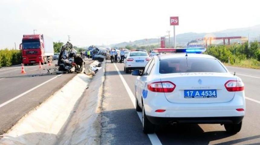 Minib&uuml;s Ile Kamyon &Ccedil;arpıştı: 1 &Ouml;l&uuml;, 1 Yaralı