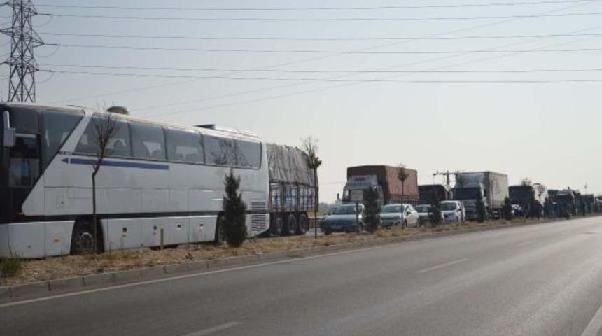 Manisa'da 4 Ara&ccedil; Birbirine Girdi: 4 Yaralı