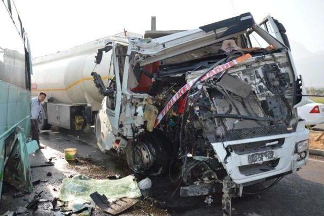 Manisa da 4 Ara&ccedil; Birbirine Girdi: 4 Yaralı 3