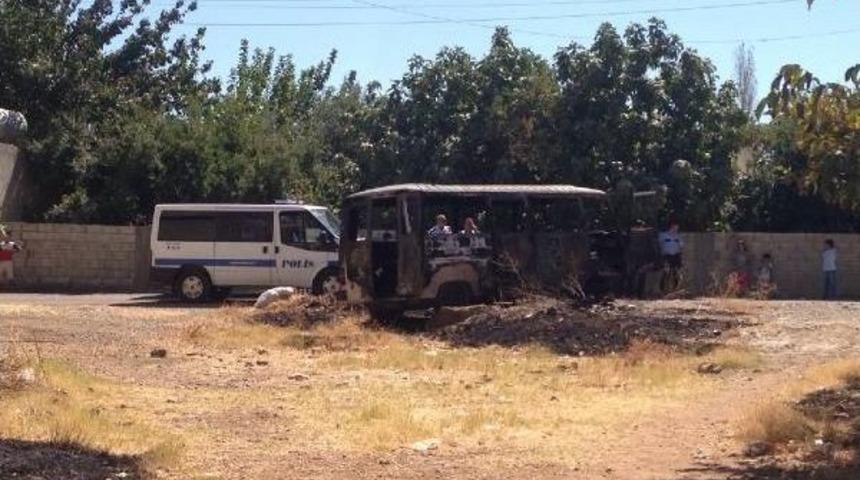 Arazideki Hurda Minib&uuml;s Alev Alev Yandı